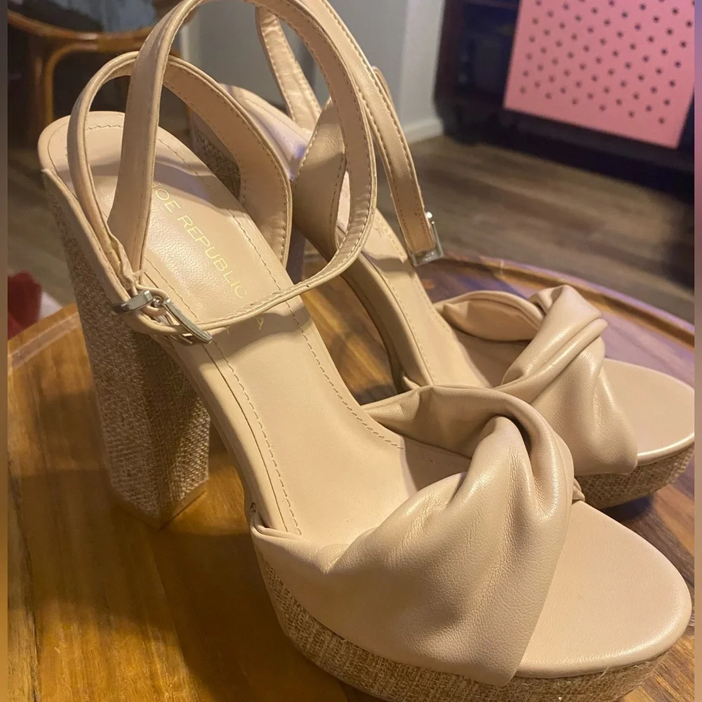 LIKE NEW NUDE BLOCKED HEEL PLATFORM SHOES